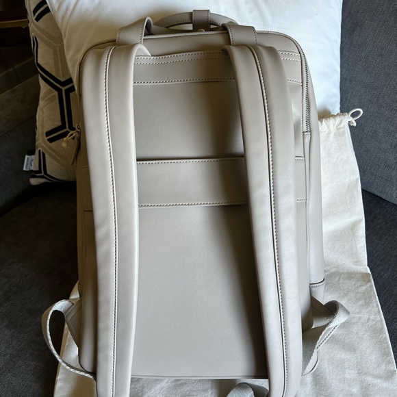 Mono’s Backpack - Picture 3 of 10